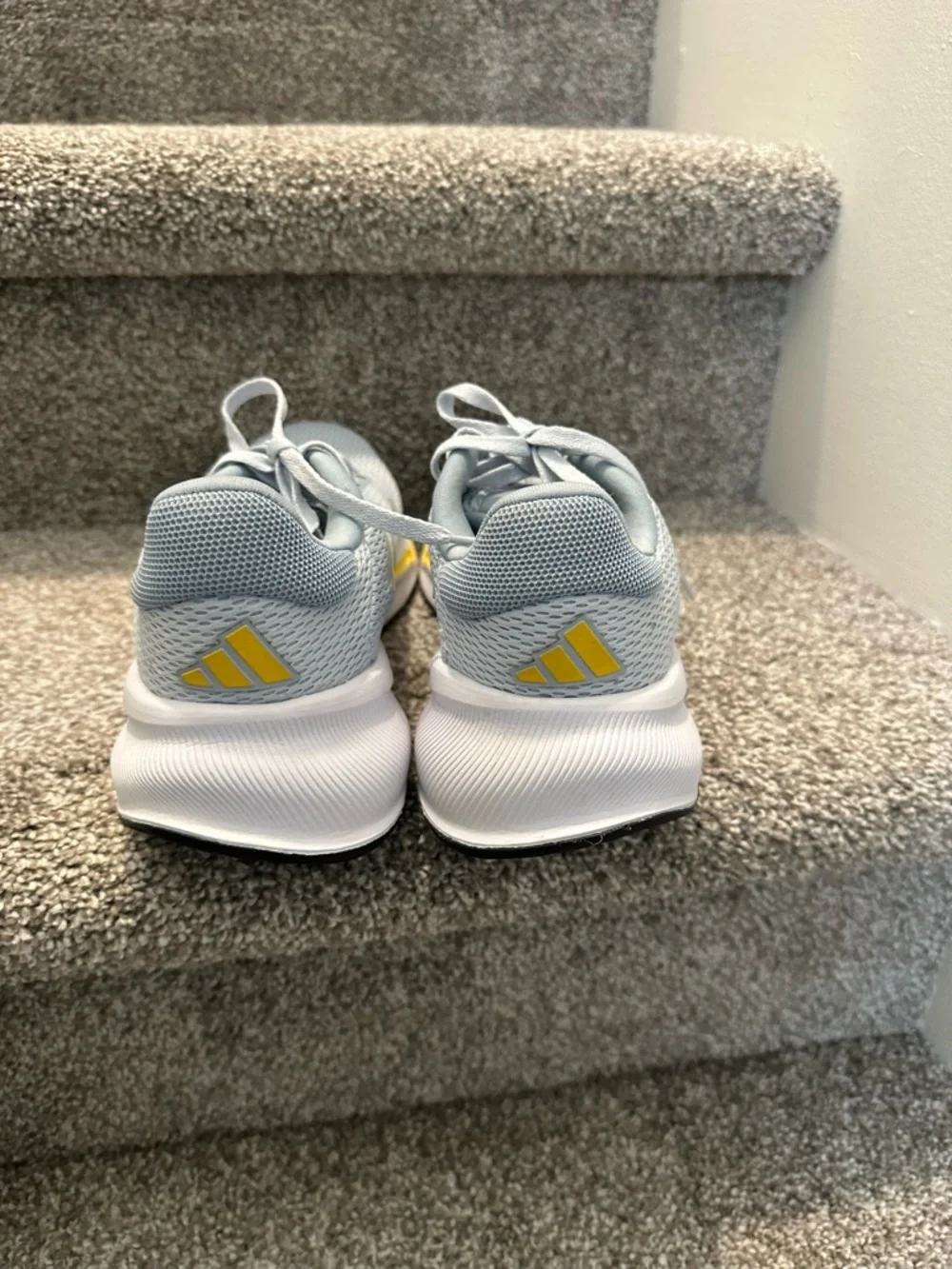 Women's Adidas Response Running Shoe Size 8 - Picture 3 of 4